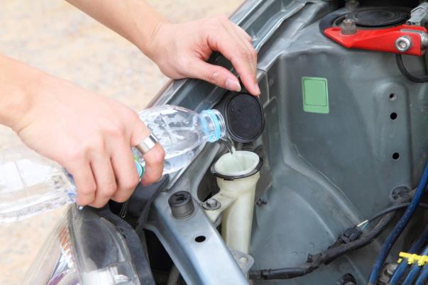 น้ำฉีดกระจกรถ หากหมดควรใช้น้ำเปล่า หรือใช้น้ำผสมน้ำยา?