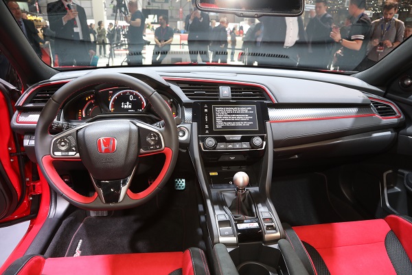 ข้างในห้องโดยสาร ของ Honda Civic Type R 2017  ที่แสนจะสดวกสบาย