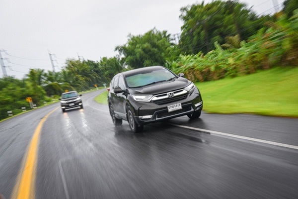 Honda CR-V 2017 วิ่งบนถนน