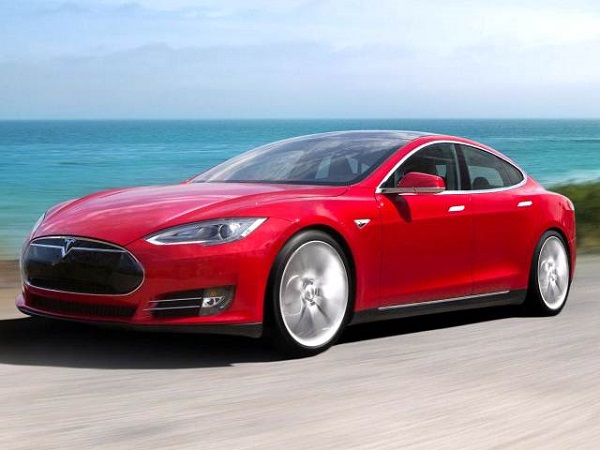 Tesla Model S สีแดงวิ่งโชว์พลังรีมทะเล