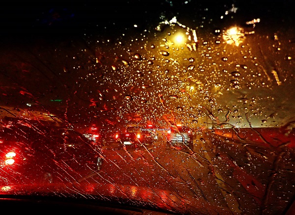 ขับรถตอนฝนตกหนัก ไม่ต้องเปิดไฟฉุกเฉิน