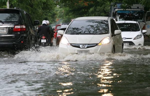 คนใช้รถในเมืองกรุงต้องเจอน้ำท่วมมาโดยตลอด