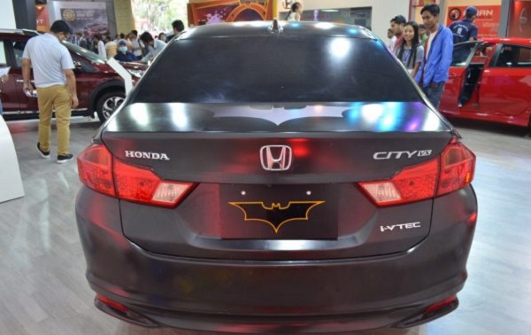 ด้านหลัง Honda City ธีม Batman 