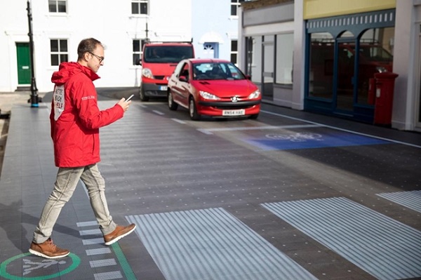 ถึงแม้จะเดินก้มหน้าเล่นสมาร์ทโฟนก์จะมีไฟ LED อยู่บนพื้นเป็นสัญญาณเตือนให้ข้ามถนนได้