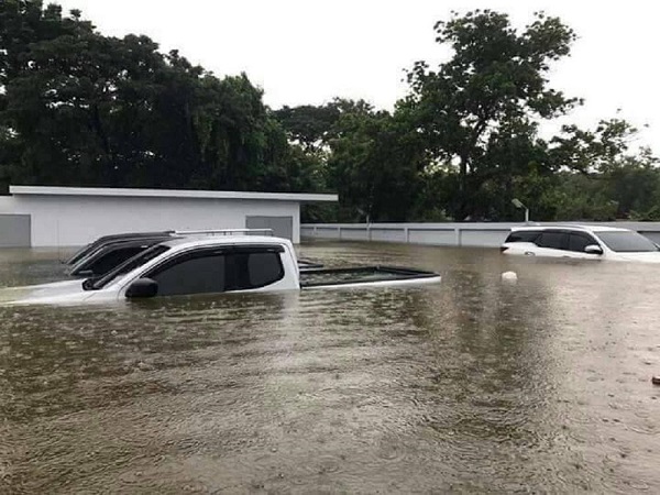 รถยนต์ถูกน้ำท่วมเป็นจำนวนมาก