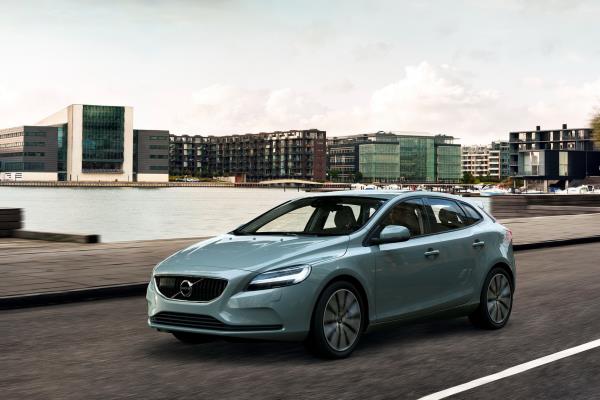 ภายนอก Volvo V40 2016 ดูทันสมัย