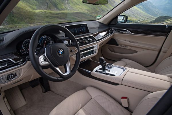 ดีไซน์ภายใน 2019 BMW 740e iPerformance
