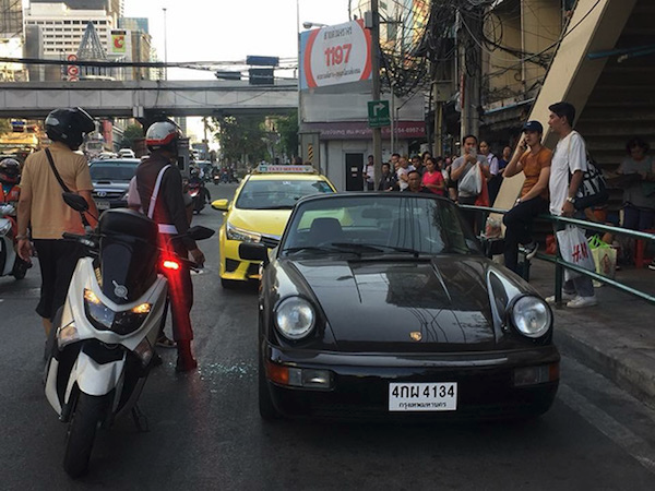 มาริโอมีปัญหาบนถนน แต่จุดถึงสายตากลับเป็น Porsche 911 Targa สีดำคันนี้