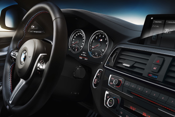BMW M2 Coupe 2017 รองรับการเชื่อมต่อและทำงานร่วมกับแอพพลิเคชั่นต่างๆ