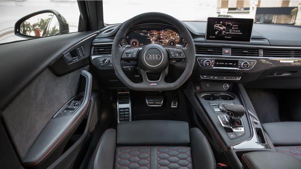 ภายในห้องโดยสารของ Audi RS4 Avant