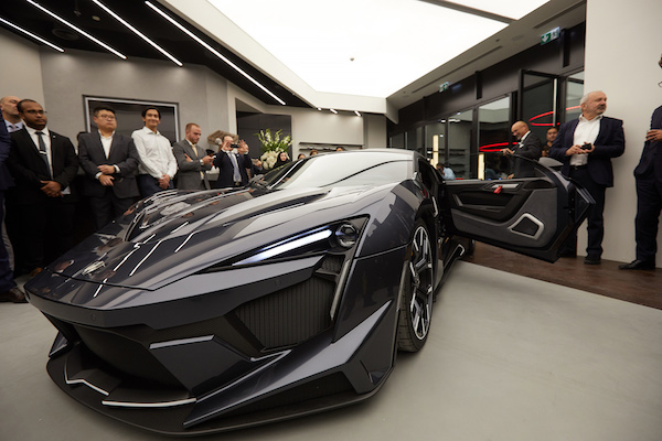 โชว์รูม W Motors ตั้งอยู่บนถนน Al Mustaqbal