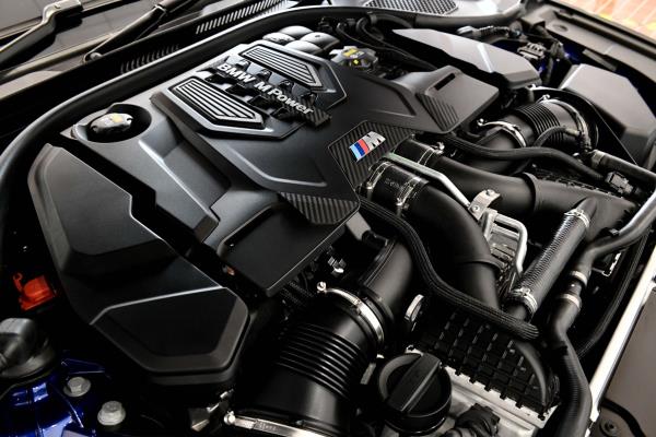 เครื่องยนต์เบนซินเทอร์โบ M Twin Power Turbo ขนาด 4.4 ลิตร V8 ให้กำลังสูงสุด 600 แรงม้า
