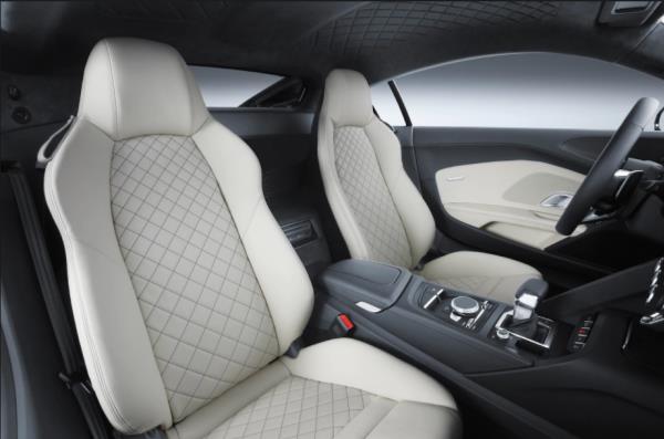 ภายในของ Audi R8 Coupe V10