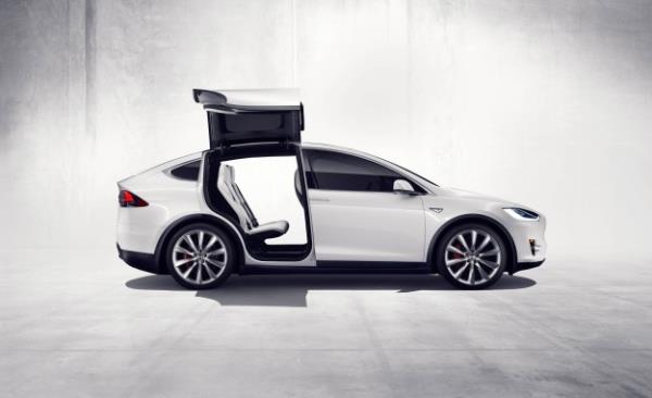 รถครอสโอเวอร์ เอสยูวี พลังงานไฟฟ้าแห่งอนาคต Tesla Model X  