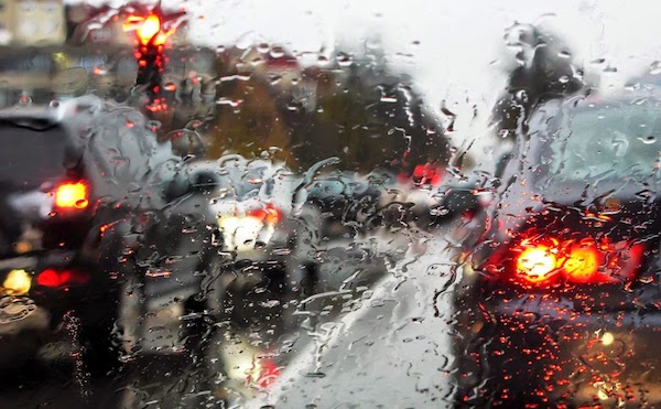 ควรขับรถด้วยความระวังในวันฝนตก