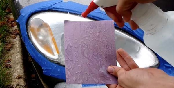 นำกระดาษทรายเบอร์ 1500 จุ่มน้ำให้เปียกมาขัดที่โคมไฟหน้ารถยนต์