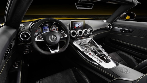 อุปกรณ์มาตรฐานภายในของ Mercedes-AMG GT S Roadster 2018 