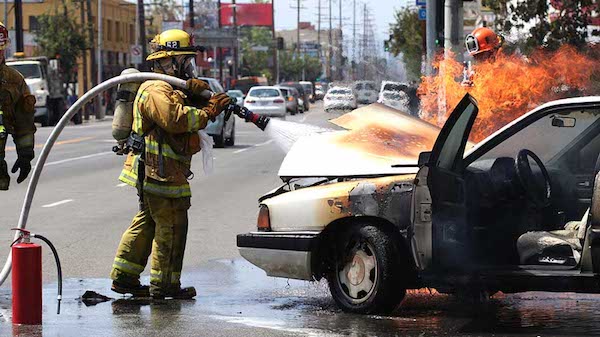 หากมีไฟไหม้รถรุนแรงควรตั้งสติและแจ้งเจ้าหน้าที่เพื่อควบคุมสถานการณ์