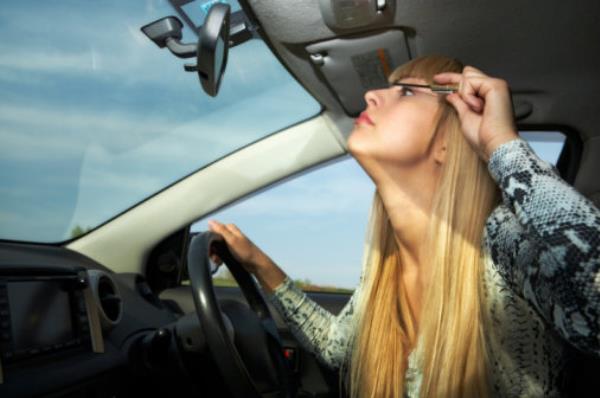 พฤติกรรมแต่งหน้าหรือเล่นโทรศัพท์มือถือในรถ โดยเฉพาะผู้หญิง ที่ต้องระวัง