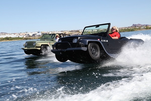 'WaterCar' รถสุดเจ๋งวิ่งบนน้ำได้!