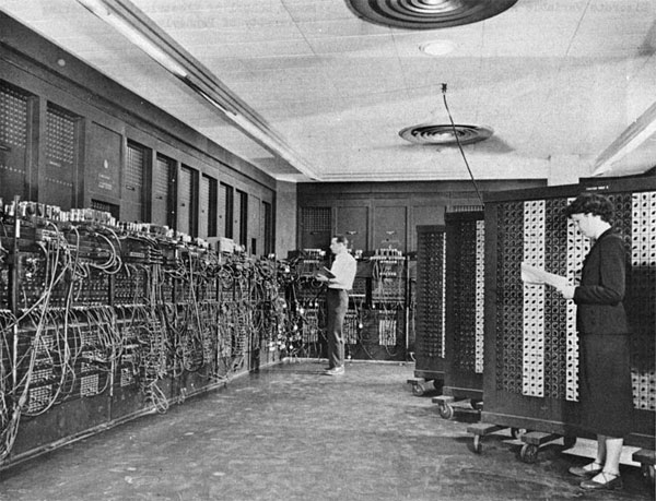 คอมพิวเตอร์เครื่องแรกๆที่ขนาดเท่าห้องใหญ่ๆห้องหนึ่ง