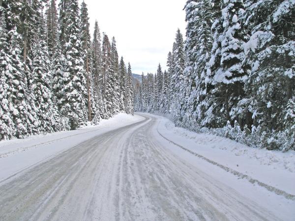 ถนนที่หิมะตกจนมองไม่เห็นแม้แต่เส้นถนนคืออุปสรรคของรถไร้คนขับ