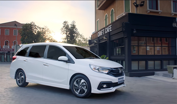 ภาพจากโฆษณา New Honda Mobilio เลือกใช้โทนสีอบอุ่น ในโฆษณารถยนต์สำหรับครอบครัว