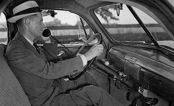 โทรศัพท์ถูกนำไปใช้ในรถยนต์ตั้งแต่ปี 1946