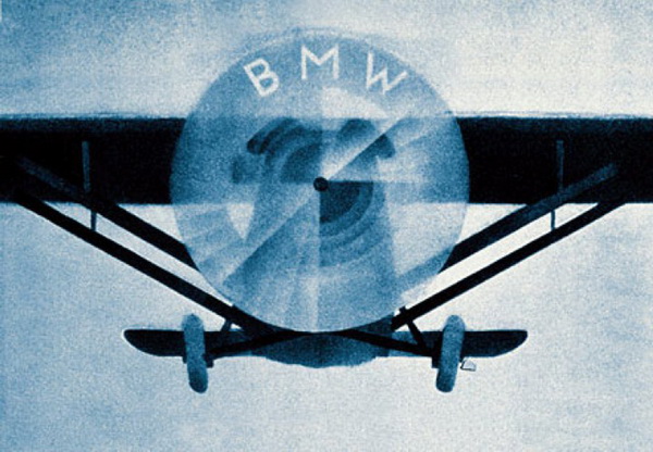 ภาพใบพัดเครื่องบิน ซ้อนทับด้วยตราสัญลักษณ์ BMW จากโฆษณาที่ทำให้คนเข้าใจผิด