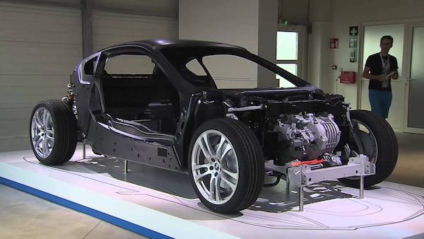 บอดี้ตัวถังแบบคาร์บอนไฟเบอร์ที่ใช้แนวทางการผลิตต่างออกไปของ BMW i8