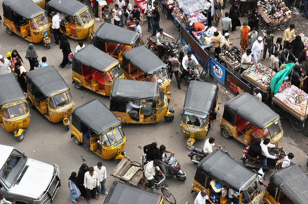รถสามล้อเครื่องในอินเดียส่วนใหญ่คือรับจ้างที่มีมากมายและวิ่งกันสับสน