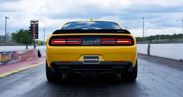 ด้านท้ายของ Dodge Challenger 2018