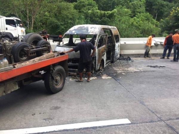 สภาพ เมื่อเกิดเหตุ​ ไฟลุกไหม้รถตู้ 