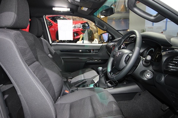 Toyota Hilux Revo ภายในห้องโดยสารตกแต่งโทนสีดำ