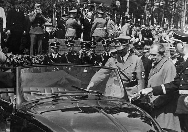 Adolf Hitler ผู้นำเผด็จการชาวเยอรมันที่มีคำสั่งให้สร้างรถยนต์ Volkswagen Beetle