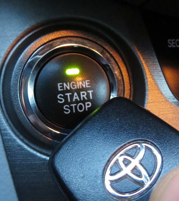 หากแบตเตอรี่หมดต้องแนบกุญแจ Smart Key ไปกับปุ่ม Push Start เพื่อเปิดระบบการสตาร์ทรถ