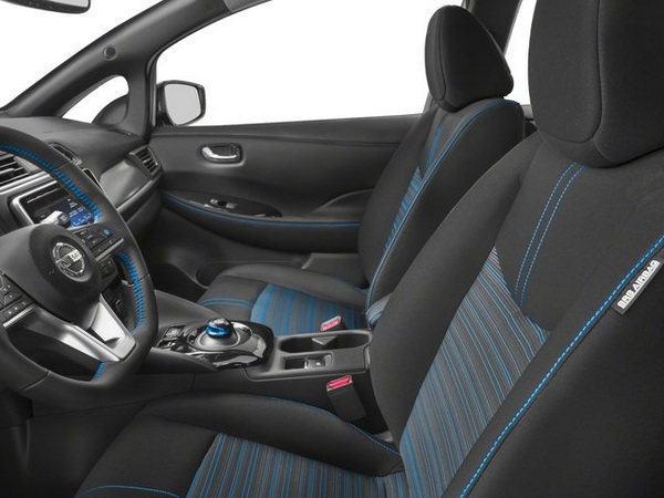 ภายในห้องโดยสารของ Nissan Leaf ใช้วัสดุตกแต่งสีดำ และเพิ่มตะเข็บสีฟ้าที่เบาะนั่งอีกด้วย