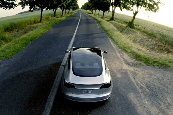 Tesla Model 3 มีถุงลมนิรภัย 8 จุด