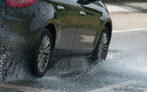 การขับรถบนพื้นที่เปียกน้ำหากขับด้วยความเร็วอาจเกิดการเหินน้ำได้นะคะ