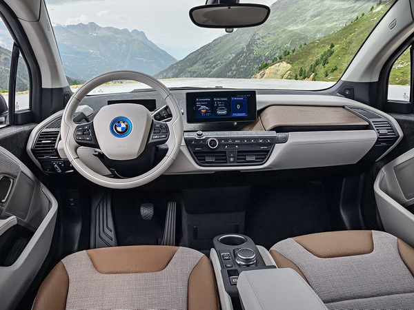 ภายในของ BMW i3 ตกแต่งด้วยวัสดุหุ้มหนัง Giga Brown Natural Leather และวัสดุผ้า Carum Spice Grey Wool Cloth