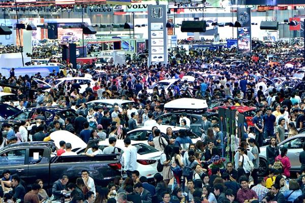คนให้ความสนใจรถยนต์ เข้าร่วมงาน Thailand International Motor Expo 2018 เป็นจำนวนมาก