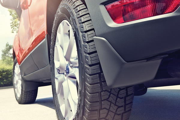บังโคลนล้อหน้า และล้อหลังสีดำ พร้อมกับล้อลัลลอยอะลูมิเนียมขนาด 17 นิ้ว​ในแพ็กเกจ Urban SUV ของ Ford Ecosport