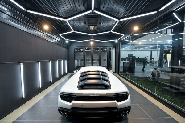 ภายในโชว์รูม Lamborghini Bandkok ตั้งอยู่บนถนนวิภาวดี - รังสิต