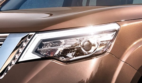 ภายนอกของ Nissan Terra มาพร้อมกับกระจังหน้าโครเมียมแบบ V-Motion เพิ่มไฟ LED Daytime Running Light