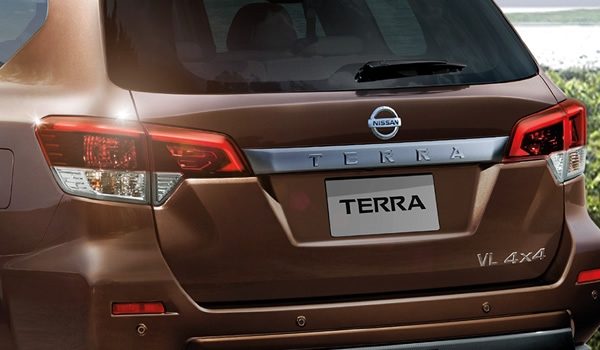 ภายนอกของ Nissan Terra มาพร้อมกับกระจังหน้าโครเมียมแบบ V-Motion เพิ่มไฟ LED Daytime Running Light