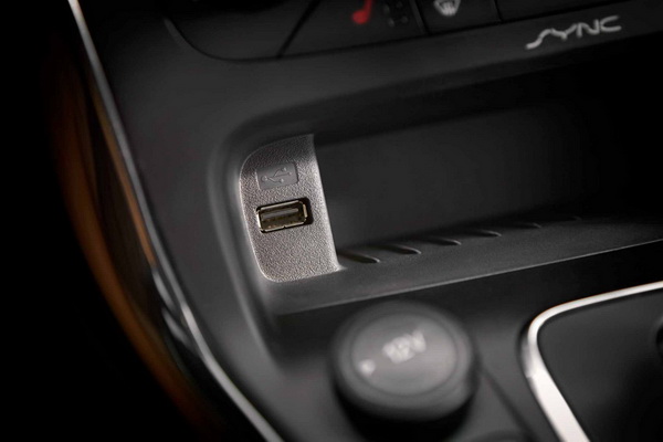 ช่องต่อ USB ช่องต่อไฟ 12V ใต้จอแสดงผลข้อมูลอเนกประสงค์รองรับ Apple CarPlay และ Android Auto
