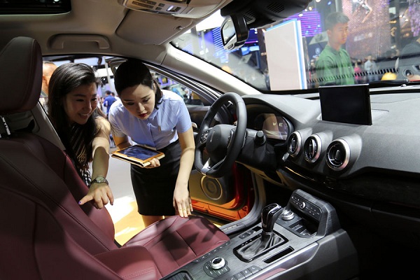 ปัญหาเศรษฐกิจชะลอตัว ส่งให้ยอดขายรถยนต์ของจีนตกฮวบทันที