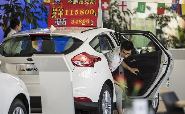 ปัญหาเศรษฐกิจชะลอตัว ส่งให้ยอดขายรถยนต์ของจีนตกฮวบทันที