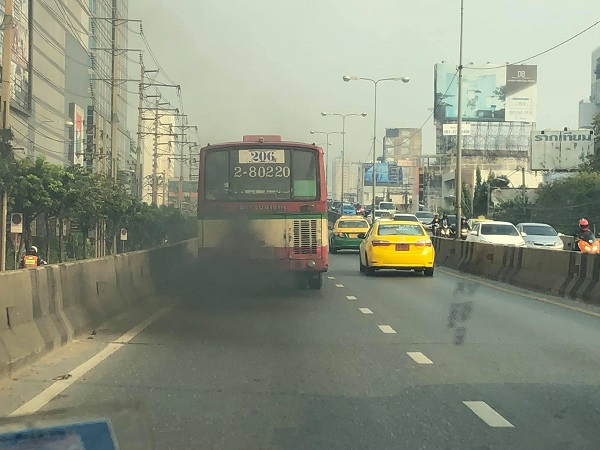 รถเมล์ควันดำ ที่กำลังเป็นปัญหาการปล่อยมลพิษจนเป็นเหตุให้เกิดฝุ่นละออง 