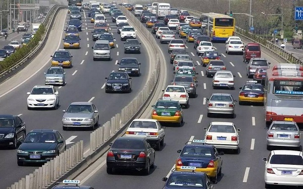 ยิ่งรายได้ประชากรจีนสูง การให้สิทธิ์ทุกคนซื้อรถยนต์อาจจะสร้างปัญหาใหญ่ได้ 